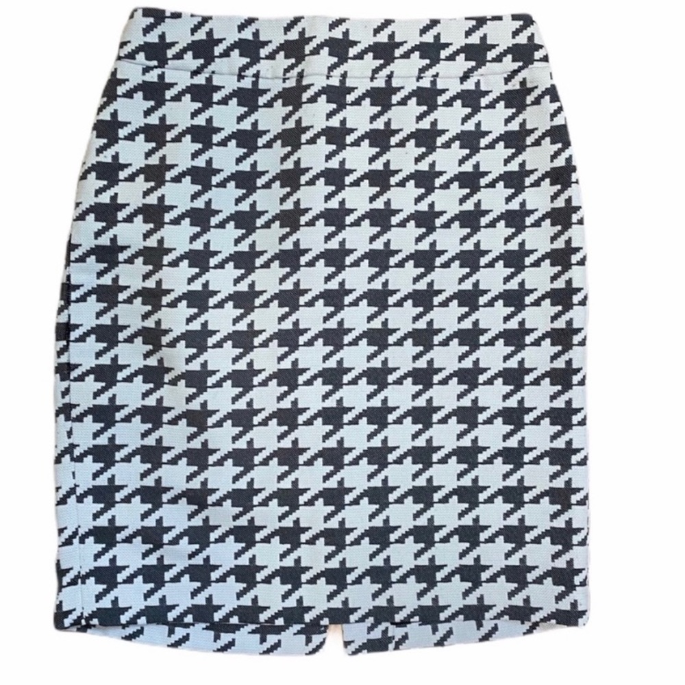 Banana Republic short pencil skirt. Black, white